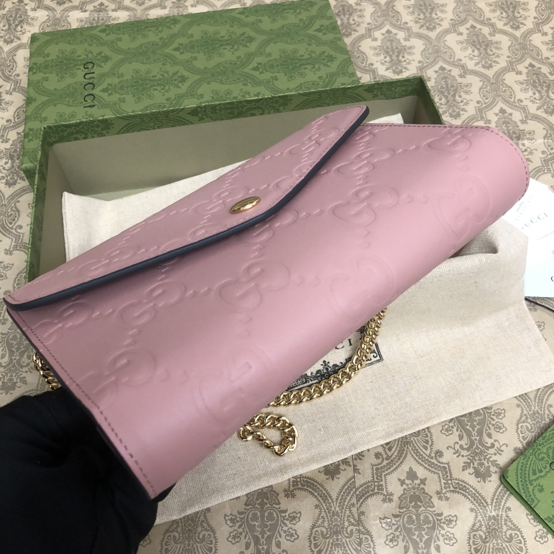 品牌创始人Guccio Gucci先生的姓名首字母缩写为皮革配饰增色添彩，将现代感十足的小皮具与Gucc