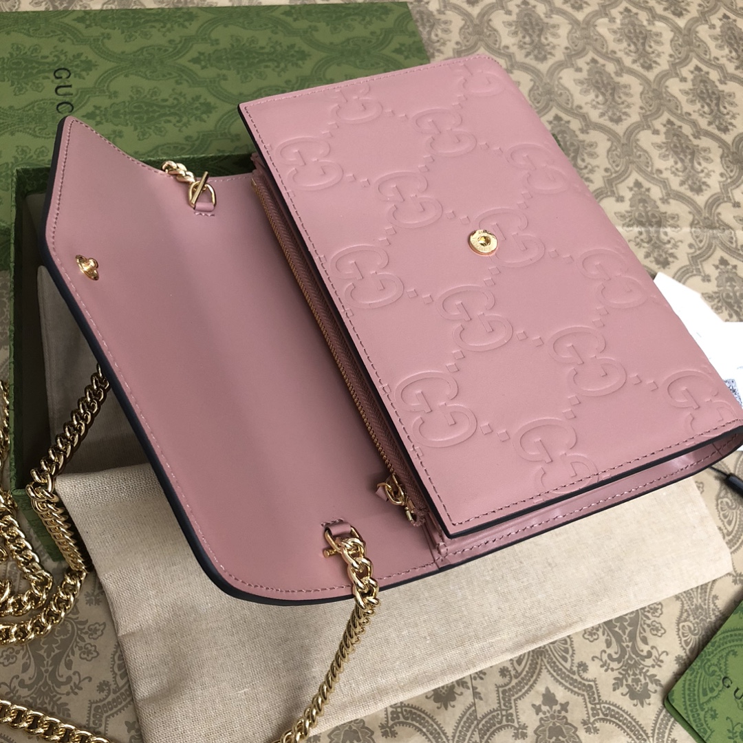 品牌创始人Guccio Gucci先生的姓名首字母缩写为皮革配饰增色添彩，将现代感十足的小皮具与Gucc