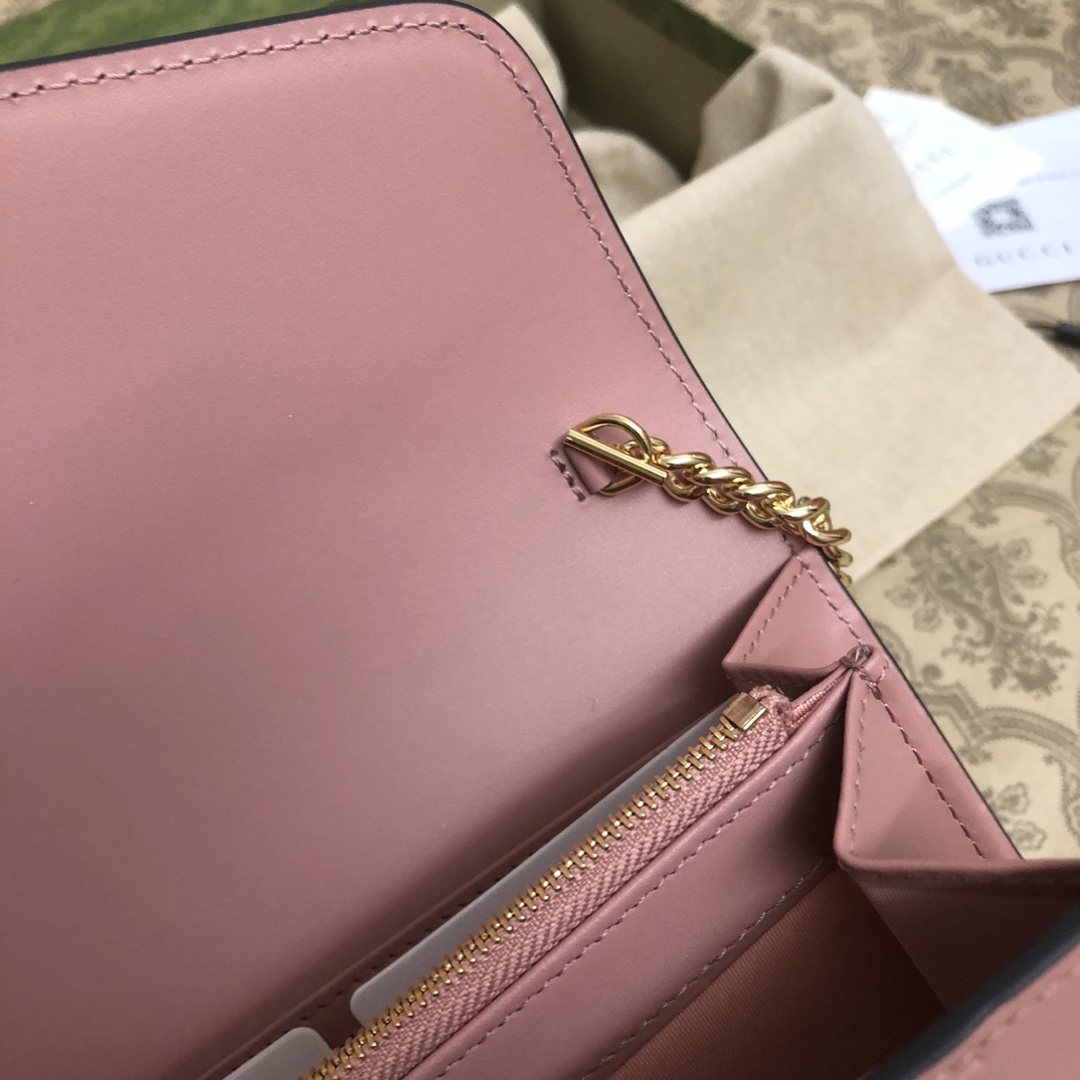 品牌创始人Guccio Gucci先生的姓名首字母缩写为皮革配饰增色添彩，将现代感十足的小皮具与Gucc