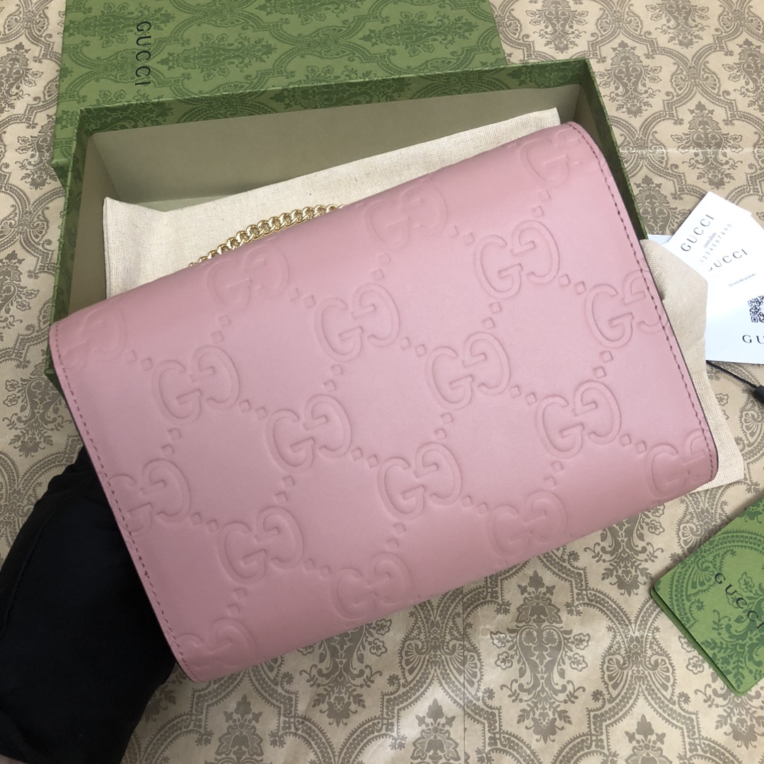 品牌创始人Guccio Gucci先生的姓名首字母缩写为皮革配饰增色添彩，将现代感十足的小皮具与Gucc