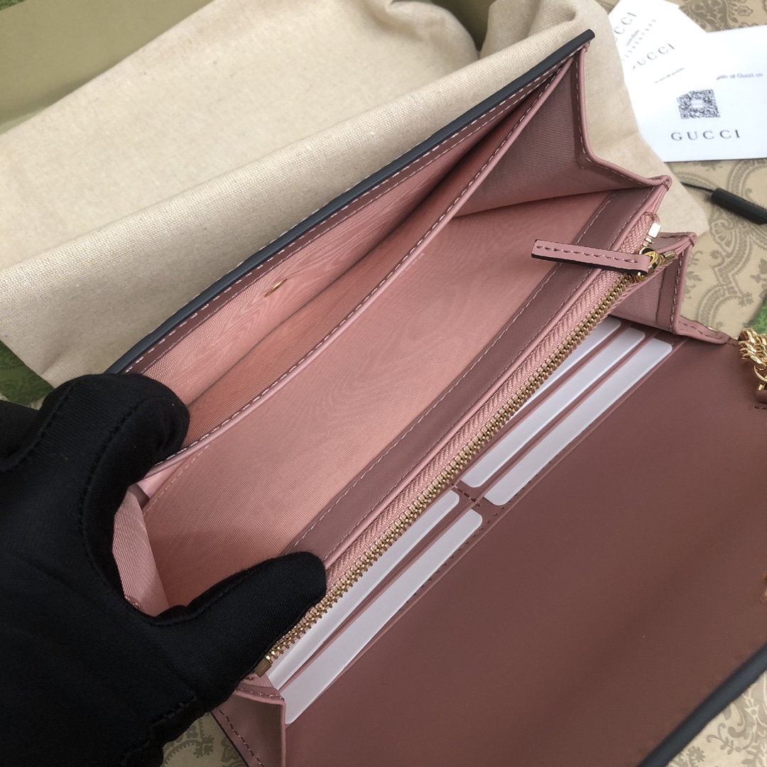 品牌创始人Guccio Gucci先生的姓名首字母缩写为皮革配饰增色添彩，将现代感十足的小皮具与Gucc