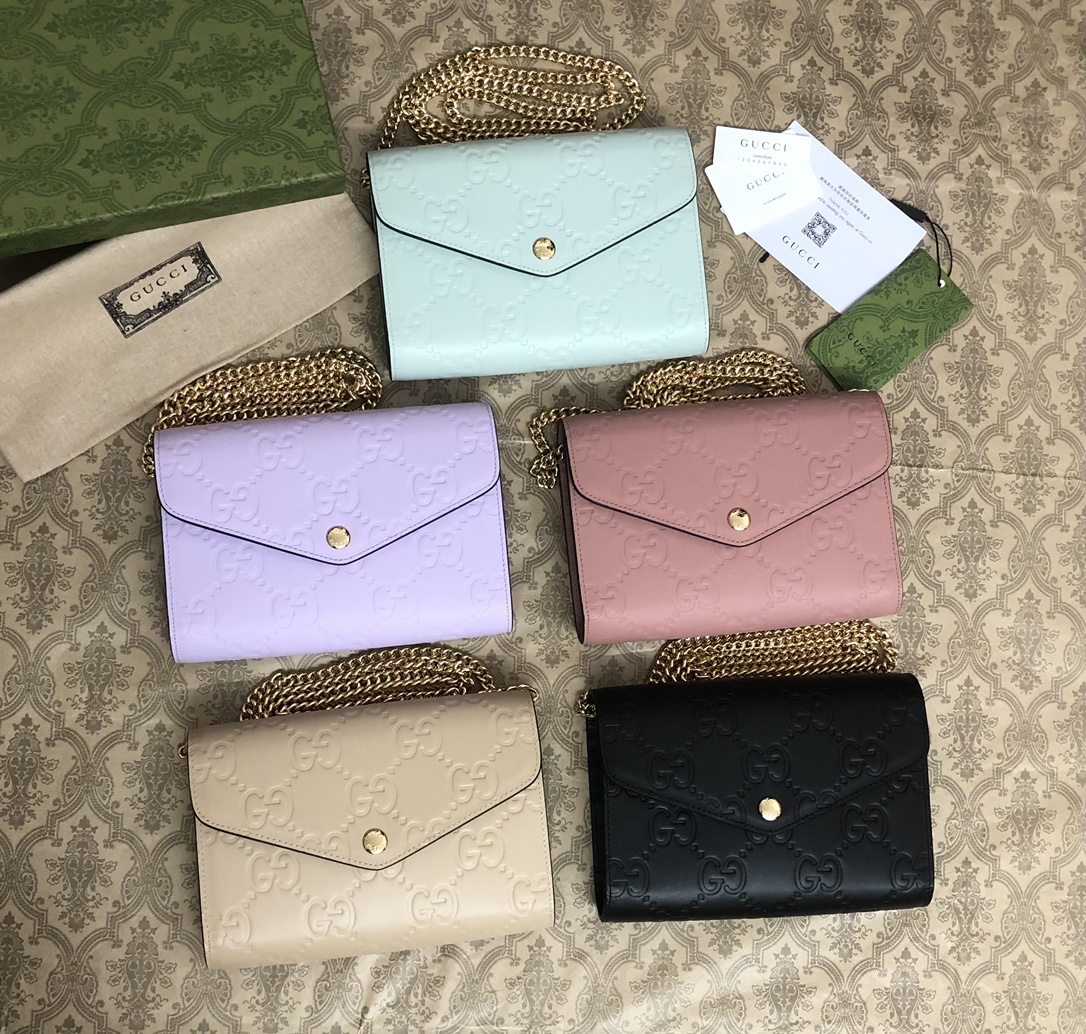 品牌创始人Guccio Gucci先生的姓名首字母缩写为皮革配饰增色添彩，将现代感十足的小皮具与Gucc