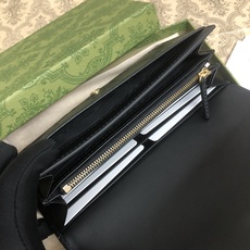 品牌创始人Guccio Gucci先生的姓名首字母缩写为皮革配饰增色添彩,将现代感十足的小皮具与Gucc 品牌创始人Guccio Gucci先生的姓名首字母缩写为皮革配饰增色添彩,将现代感十足的小皮具与Gucc