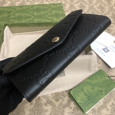 品牌创始人Guccio Gucci先生的姓名首字母缩写为皮革配饰增色添彩,将现代感十足的小皮具与Gucc 品牌创始人Guccio Gucci先生的姓名首字母缩写为皮革配饰增色添彩,将现代感十足的小皮具与Gucc