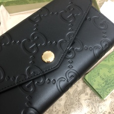 品牌创始人Guccio Gucci先生的姓名首字母缩写为皮革配饰增色添彩,将现代感十足的小皮具与Gucc 品牌创始人Guccio Gucci先生的姓名首字母缩写为皮革配饰增色添彩,将现代感十足的小皮具与Gucc