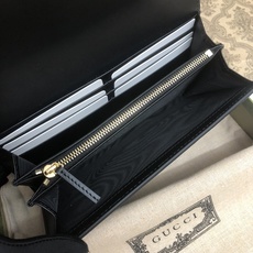 品牌创始人Guccio Gucci先生的姓名首字母缩写为皮革配饰增色添彩,将现代感十足的小皮具与Gucc 品牌创始人Guccio Gucci先生的姓名首字母缩写为皮革配饰增色添彩,将现代感十足的小皮具与Gucc
