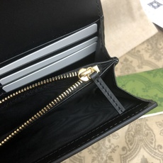 品牌创始人Guccio Gucci先生的姓名首字母缩写为皮革配饰增色添彩,将现代感十足的小皮具与Gucc 品牌创始人Guccio Gucci先生的姓名首字母缩写为皮革配饰增色添彩,将现代感十足的小皮具与Gucc