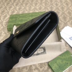 品牌创始人Guccio Gucci先生的姓名首字母缩写为皮革配饰增色添彩,将现代感十足的小皮具与Gucc 品牌创始人Guccio Gucci先生的姓名首字母缩写为皮革配饰增色添彩,将现代感十足的小皮具与Gucc