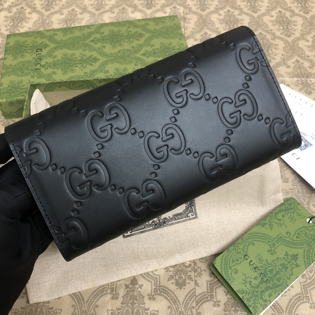 品牌创始人Guccio Gucci先生的姓名首字母缩写为皮革配饰增色添彩，将现代感十足的小皮具与Gucc