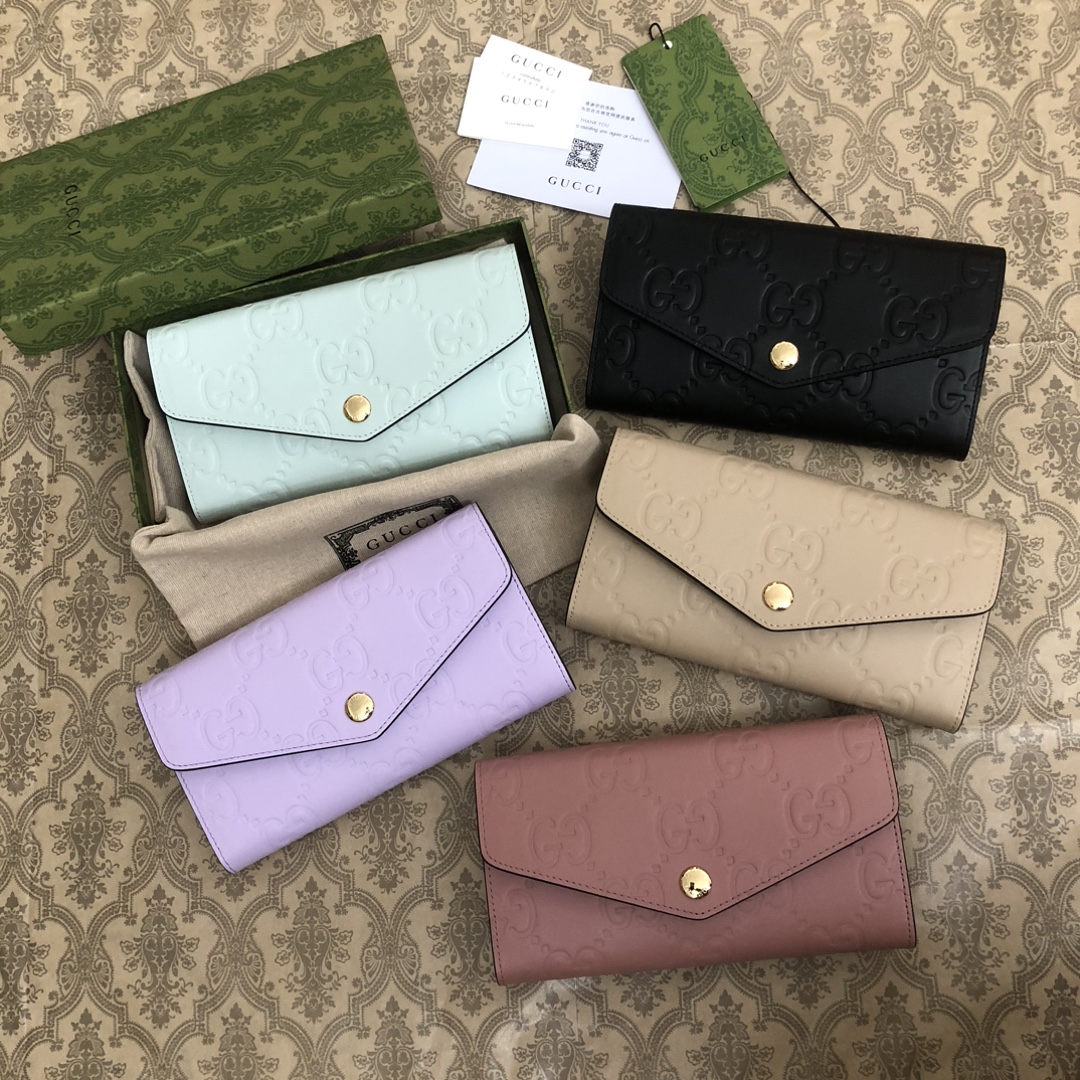 品牌创始人Guccio Gucci先生的姓名首字母缩写为皮革配饰增色添彩，将现代感十足的小皮具与Gucc