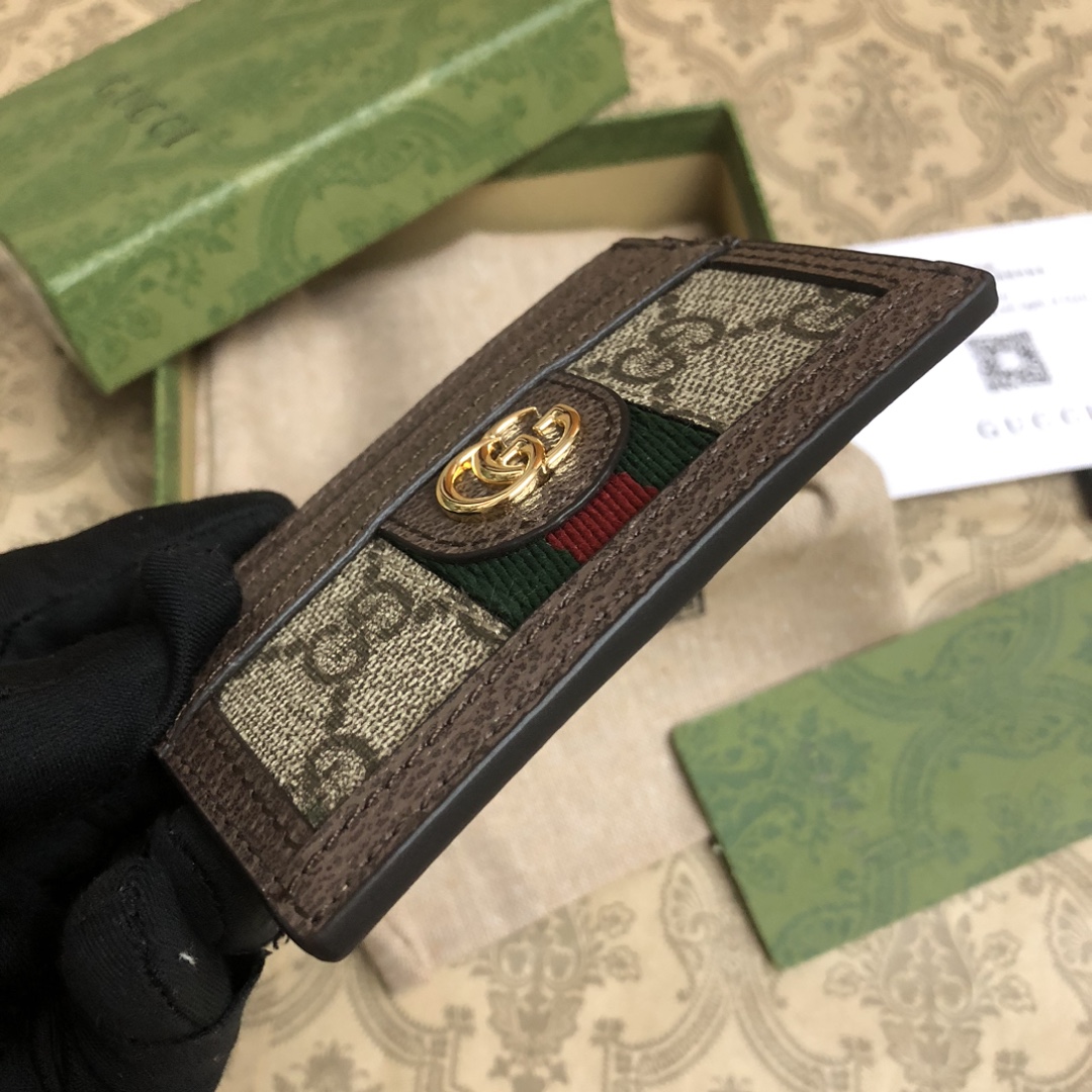 于1970年代开始使用的GG标识，由始于1930年代的早期Gucci钻石菱格纹演化而来。这款长款钱包将标