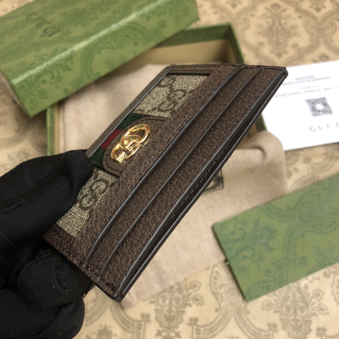 于1970年代开始使用的GG标识，由始于1930年代的早期Gucci钻石菱格纹演化而来。这款长款钱包将标