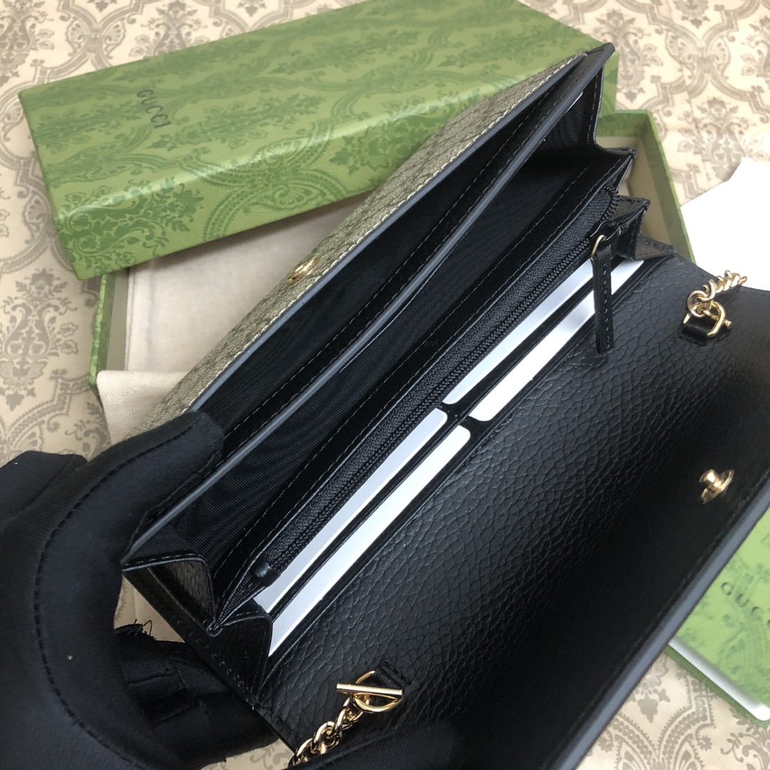 𝐎𝐩𝐡𝐢𝐝𝐢𝐚系列采用意大利进口小牛皮，配以经典双G五金，新的式样和轮廓托的新作登场了。结构形状，其中内
