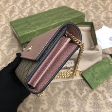 𝐎𝐩𝐡𝐢𝐝𝐢𝐚系列采用意大利进口小牛皮,配以经典双G五金,新的式样和轮廓托的新作登场了。结构形状,其中内 𝐎𝐩𝐡𝐢𝐝𝐢𝐚系列采用意大利进口小牛皮,配以经典双G五金,新的式样和轮廓托的新作登场了。结构形状,其中内
