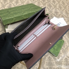 𝐎𝐩𝐡𝐢𝐝𝐢𝐚系列采用意大利进口小牛皮,配以经典双G五金,新的式样和轮廓托的新作登场了。结构形状,其中内 𝐎𝐩𝐡𝐢𝐝𝐢𝐚系列采用意大利进口小牛皮,配以经典双G五金,新的式样和轮廓托的新作登场了。结构形状,其中内