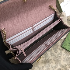 𝐎𝐩𝐡𝐢𝐝𝐢𝐚系列采用意大利进口小牛皮,配以经典双G五金,新的式样和轮廓托的新作登场了。结构形状,其中内 𝐎𝐩𝐡𝐢𝐝𝐢𝐚系列采用意大利进口小牛皮,配以经典双G五金,新的式样和轮廓托的新作登场了。结构形状,其中内