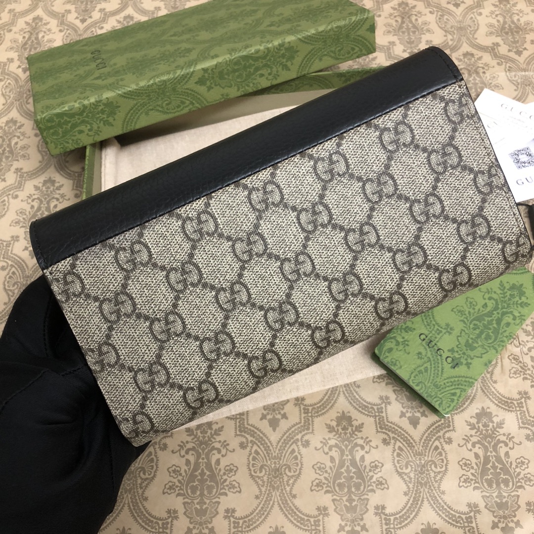 𝐎𝐩𝐡𝐢𝐝𝐢𝐚系列采用意大利进口小牛皮，配以经典双G五金，新的式样和轮廓托的新作登场了。结构形状，其中内