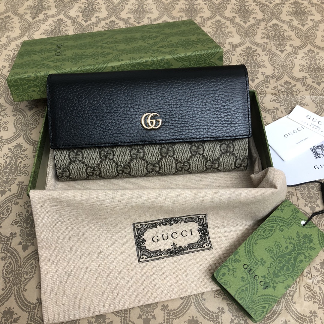 𝐎𝐩𝐡𝐢𝐝𝐢𝐚系列采用意大利进口小牛皮，配以经典双G五金，新的式样和轮廓托的新作登场了。结构形状，其中内