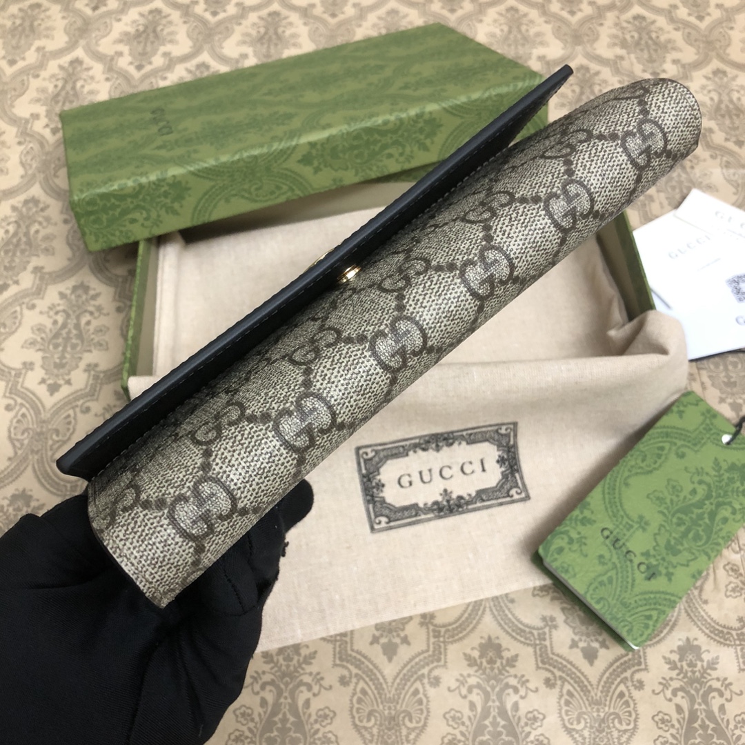 𝐎𝐩𝐡𝐢𝐝𝐢𝐚系列采用意大利进口小牛皮，配以经典双G五金，新的式样和轮廓托的新作登场了。结构形状，其中内