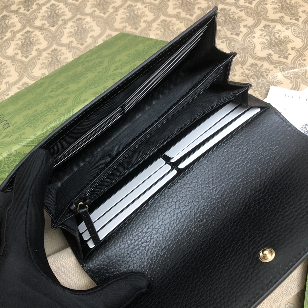 𝐎𝐩𝐡𝐢𝐝𝐢𝐚系列采用意大利进口小牛皮，配以经典双G五金，新的式样和轮廓托的新作登场了。结构形状，其中内
