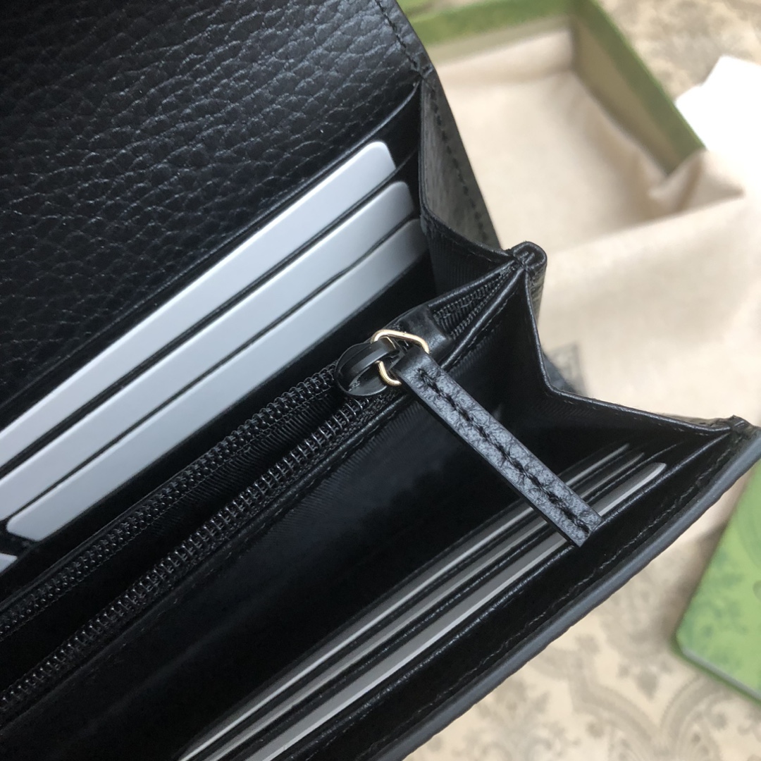𝐎𝐩𝐡𝐢𝐝𝐢𝐚系列采用意大利进口小牛皮，配以经典双G五金，新的式样和轮廓托的新作登场了。结构形状，其中内