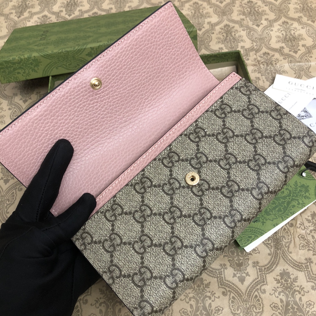 𝐎𝐩𝐡𝐢𝐝𝐢𝐚系列采用意大利进口小牛皮，配以经典双G五金，新的式样和轮廓托的新作登场了。结构形状，其中内