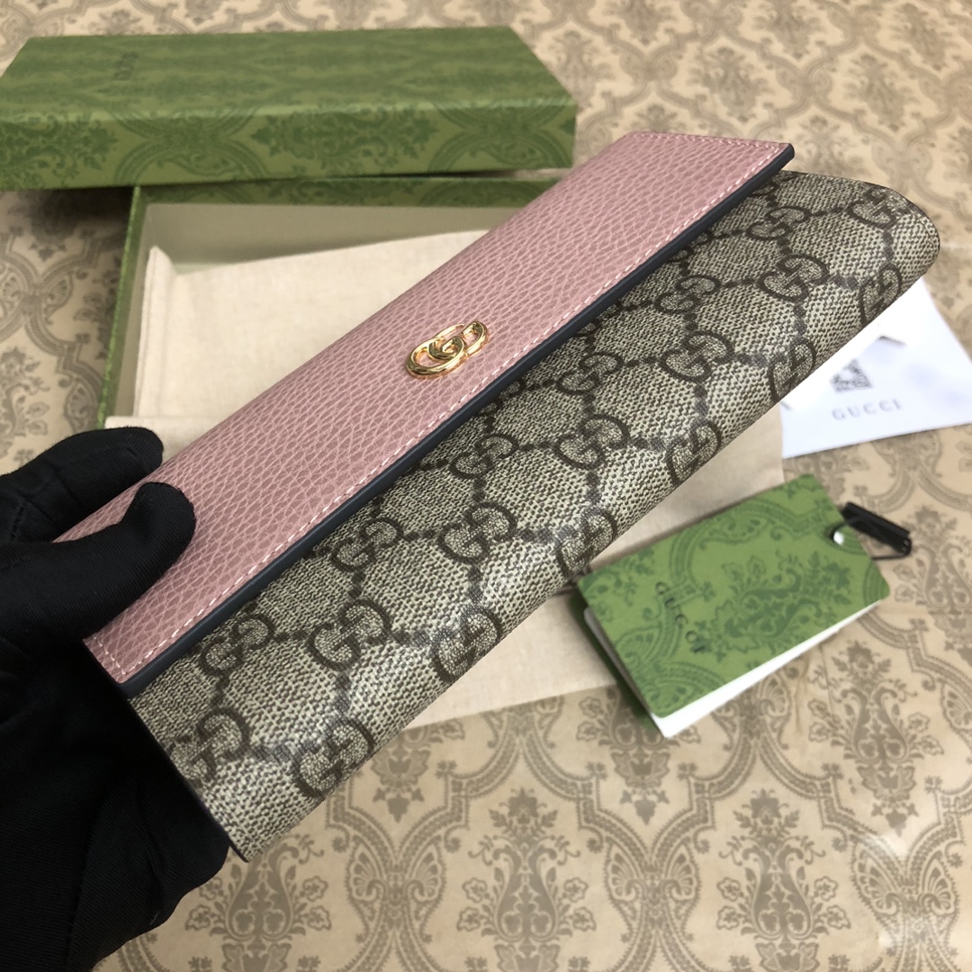 𝐎𝐩𝐡𝐢𝐝𝐢𝐚系列采用意大利进口小牛皮，配以经典双G五金，新的式样和轮廓托的新作登场了。结构形状，其中内