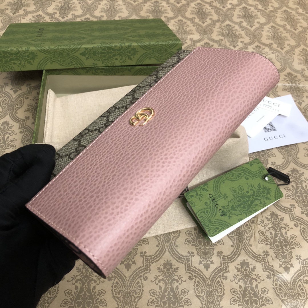 𝐎𝐩𝐡𝐢𝐝𝐢𝐚系列采用意大利进口小牛皮，配以经典双G五金，新的式样和轮廓托的新作登场了。结构形状，其中内