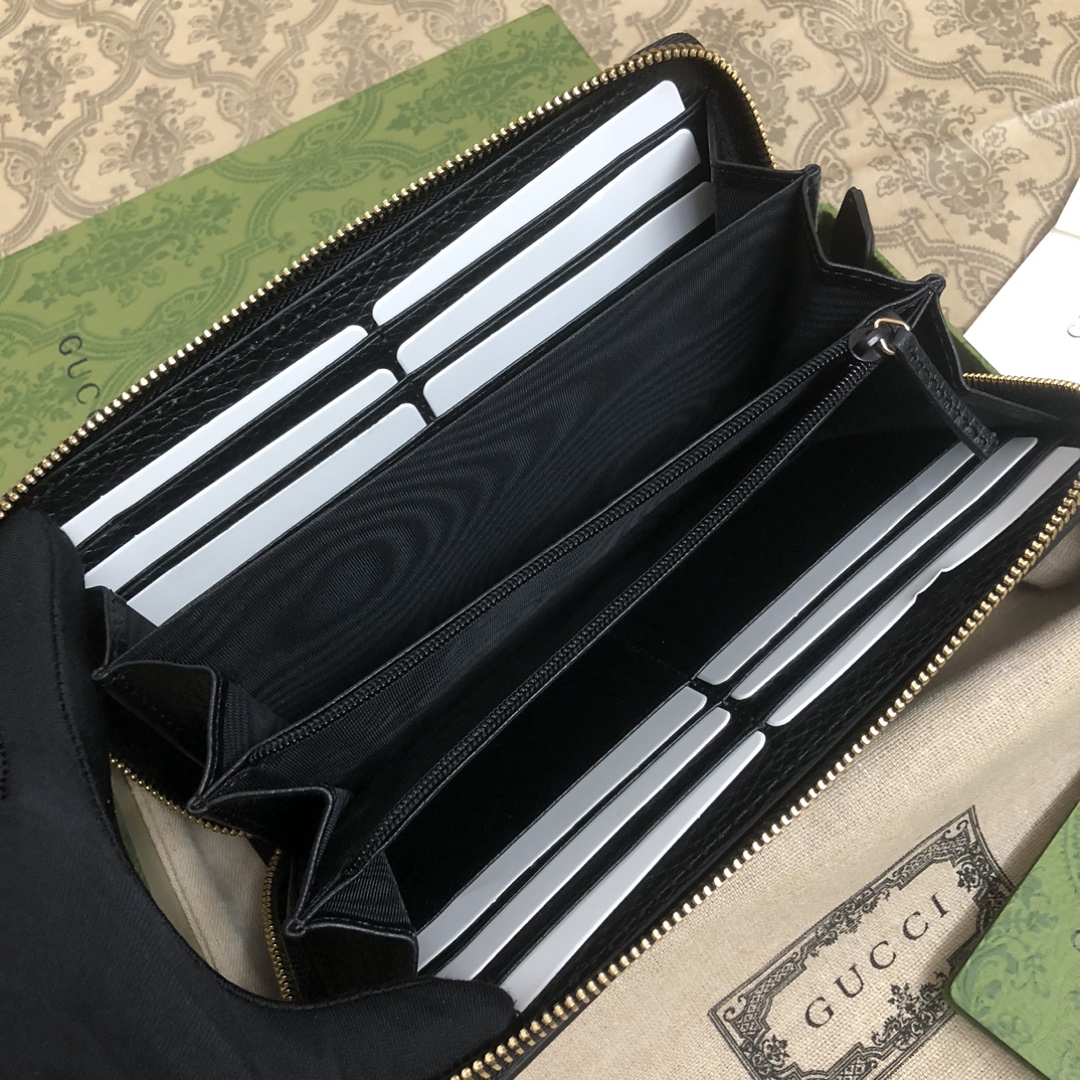 𝐎𝐩𝐡𝐢𝐝𝐢𝐚系列采用意大利进口小牛皮，配以经典双G五金，新的式样和轮廓托的新作登场了。此款拉链钱包有1