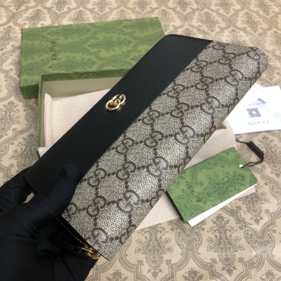 𝐎𝐩𝐡𝐢𝐝𝐢𝐚系列采用意大利进口小牛皮，配以经典双G五金，新的式样和轮廓托的新作登场了。此款拉链钱包有1