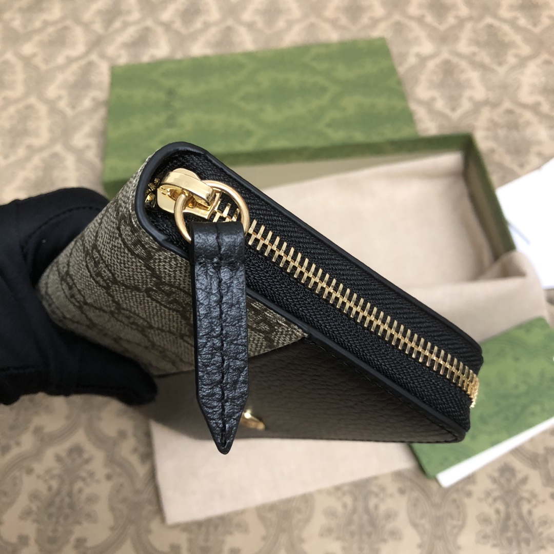 𝐎𝐩𝐡𝐢𝐝𝐢𝐚系列采用意大利进口小牛皮，配以经典双G五金，新的式样和轮廓托的新作登场了。此款拉链钱包有1