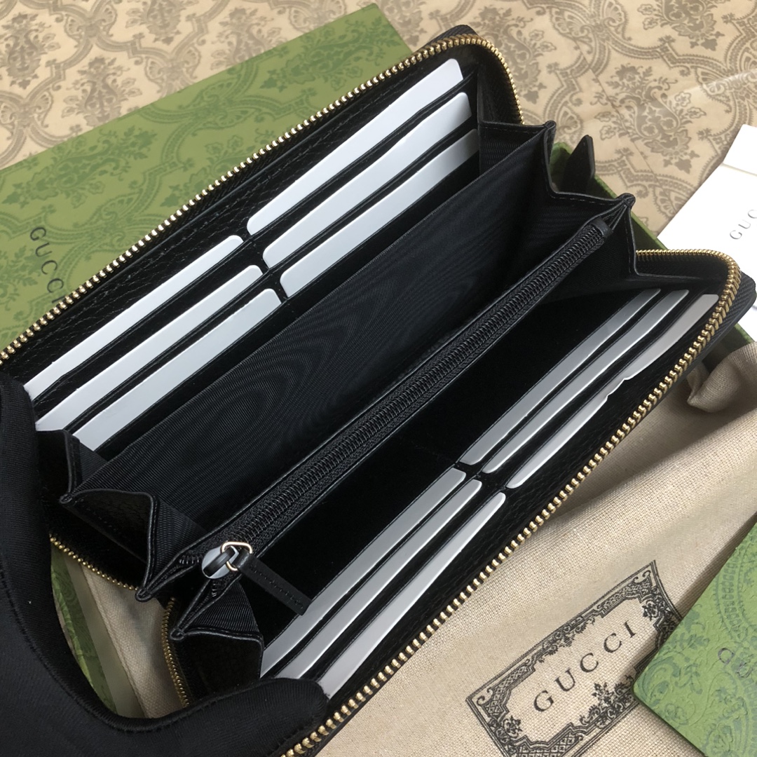 𝐎𝐩𝐡𝐢𝐝𝐢𝐚系列采用意大利进口小牛皮，配以经典双G五金，新的式样和轮廓托的新作登场了。此款拉链钱包有1