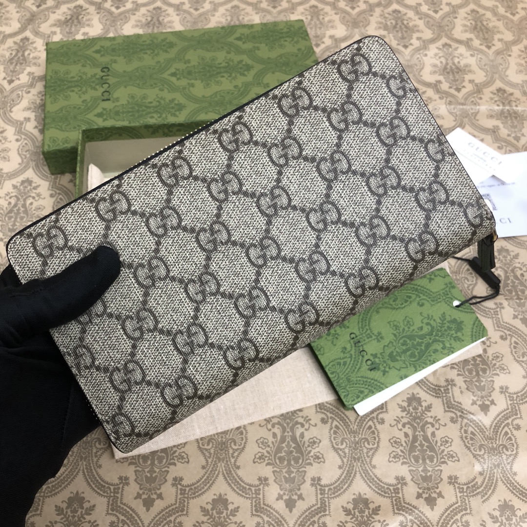𝐎𝐩𝐡𝐢𝐝𝐢𝐚系列采用意大利进口小牛皮，配以经典双G五金，新的式样和轮廓托的新作登场了。此款拉链钱包有1