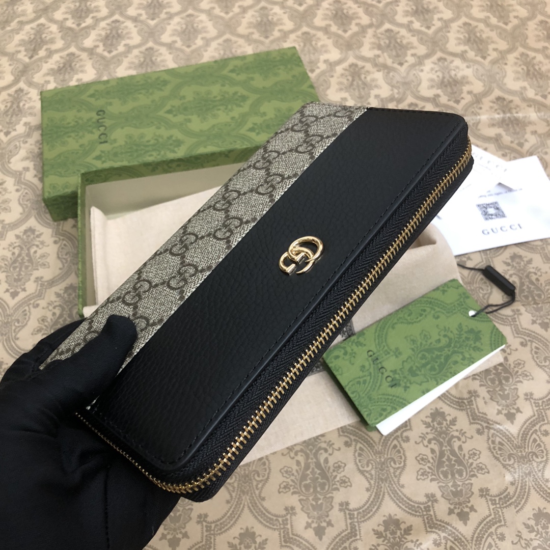 𝐎𝐩𝐡𝐢𝐝𝐢𝐚系列采用意大利进口小牛皮，配以经典双G五金，新的式样和轮廓托的新作登场了。此款拉链钱包有1