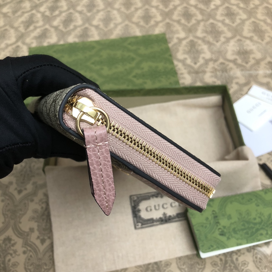 𝐎𝐩𝐡𝐢𝐝𝐢𝐚系列采用意大利进口小牛皮，配以经典双G五金，新的式样和轮廓托的新作登场了。此款拉链钱包有1