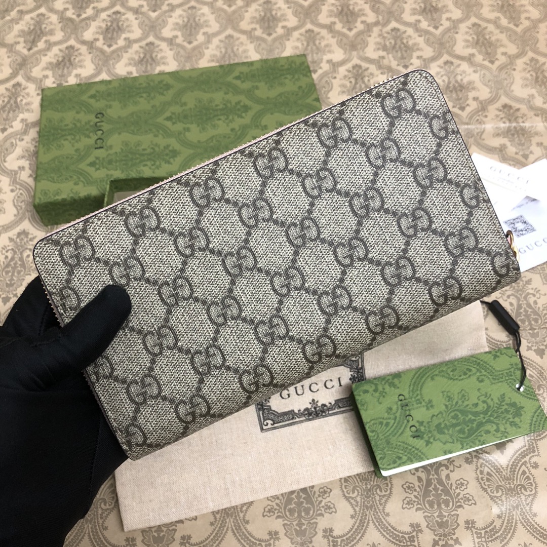𝐎𝐩𝐡𝐢𝐝𝐢𝐚系列采用意大利进口小牛皮，配以经典双G五金，新的式样和轮廓托的新作登场了。此款拉链钱包有1
