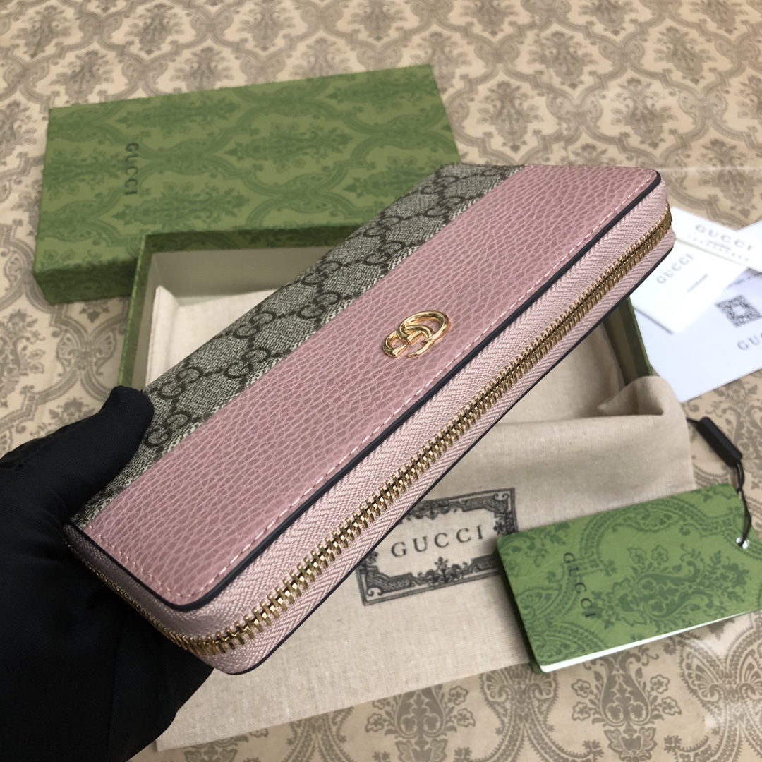 𝐎𝐩𝐡𝐢𝐝𝐢𝐚系列采用意大利进口小牛皮，配以经典双G五金，新的式样和轮廓托的新作登场了。此款拉链钱包有1