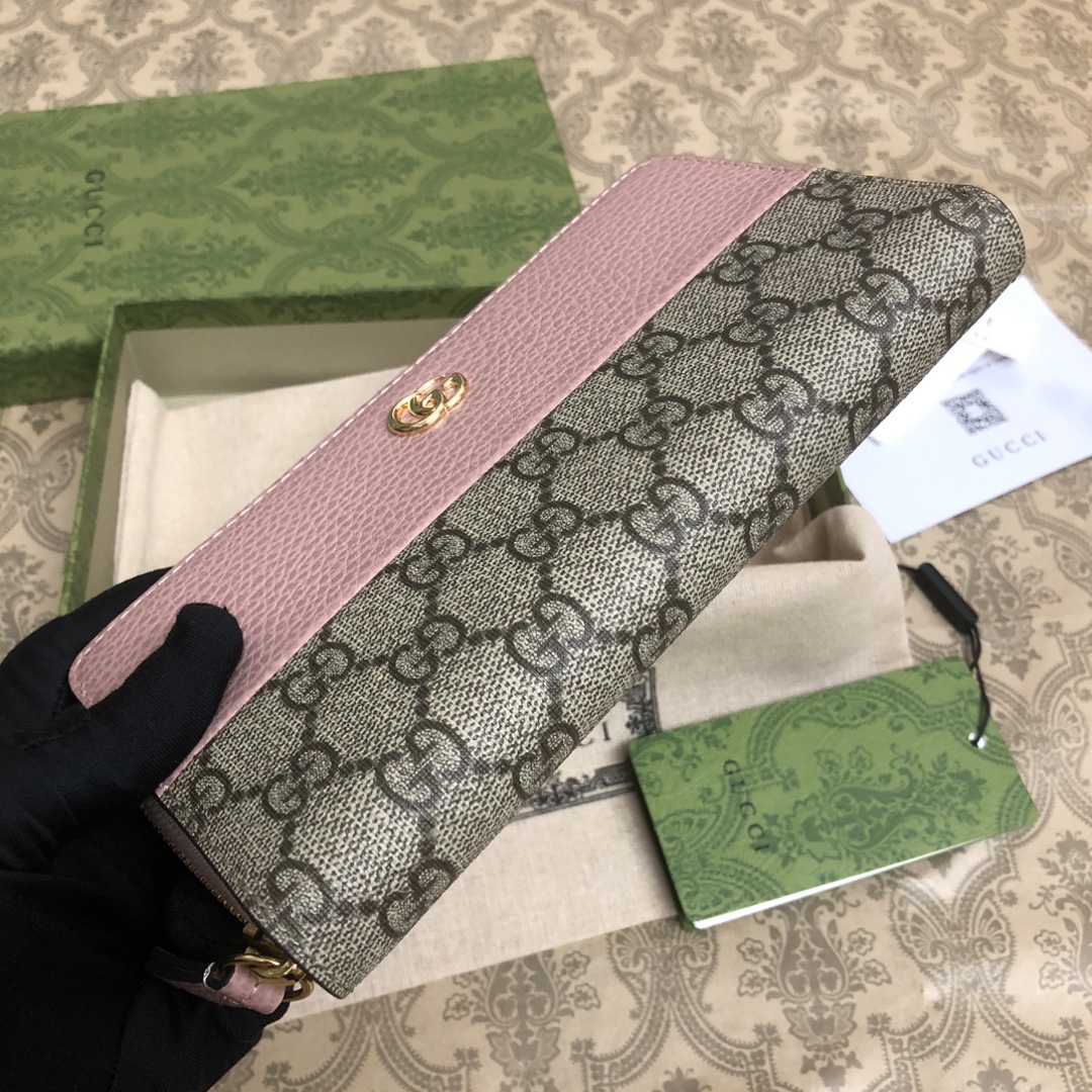 𝐎𝐩𝐡𝐢𝐝𝐢𝐚系列采用意大利进口小牛皮，配以经典双G五金，新的式样和轮廓托的新作登场了。此款拉链钱包有1