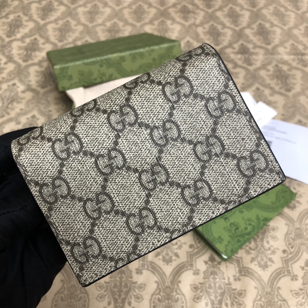 𝐎𝐩𝐡𝐢𝐝𝐢𝐚系列采用意大利进口小牛皮，配以经典双G五金，新的式样和轮廓托的新作登场了。此款卡包有5个卡