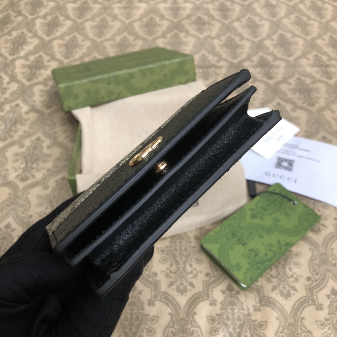 𝐎𝐩𝐡𝐢𝐝𝐢𝐚系列采用意大利进口小牛皮，配以经典双G五金，新的式样和轮廓托的新作登场了。此款卡包有5个卡