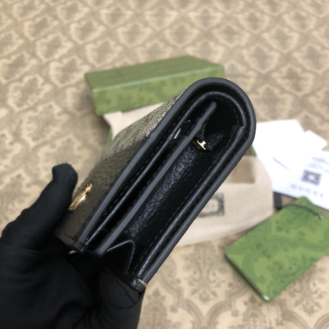 𝐎𝐩𝐡𝐢𝐝𝐢𝐚系列采用意大利进口小牛皮，配以经典双G五金，新的式样和轮廓托的新作登场了。此款卡包有5个卡