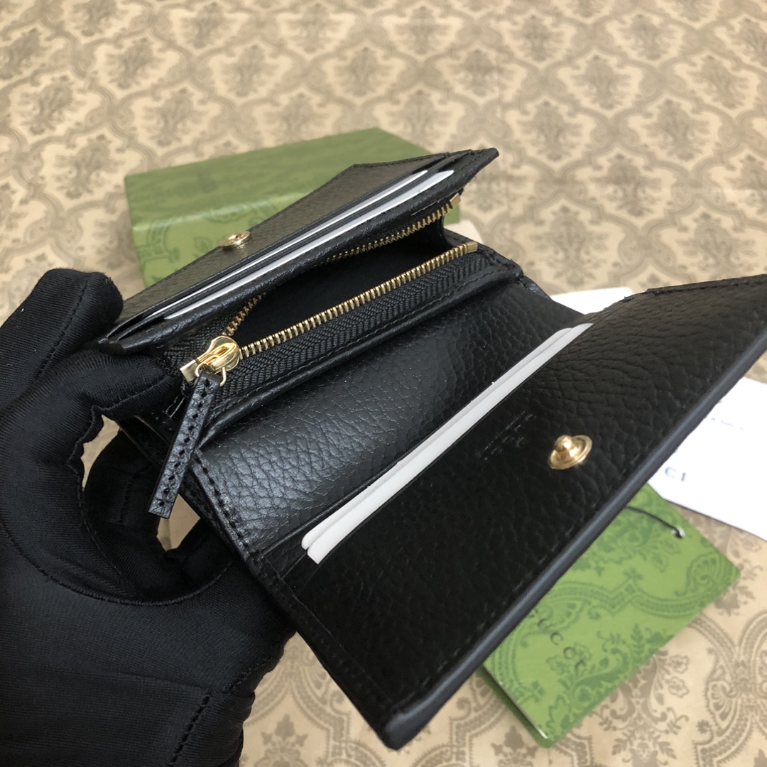 𝐎𝐩𝐡𝐢𝐝𝐢𝐚系列采用意大利进口小牛皮，配以经典双G五金，新的式样和轮廓托的新作登场了。此款卡包有5个卡