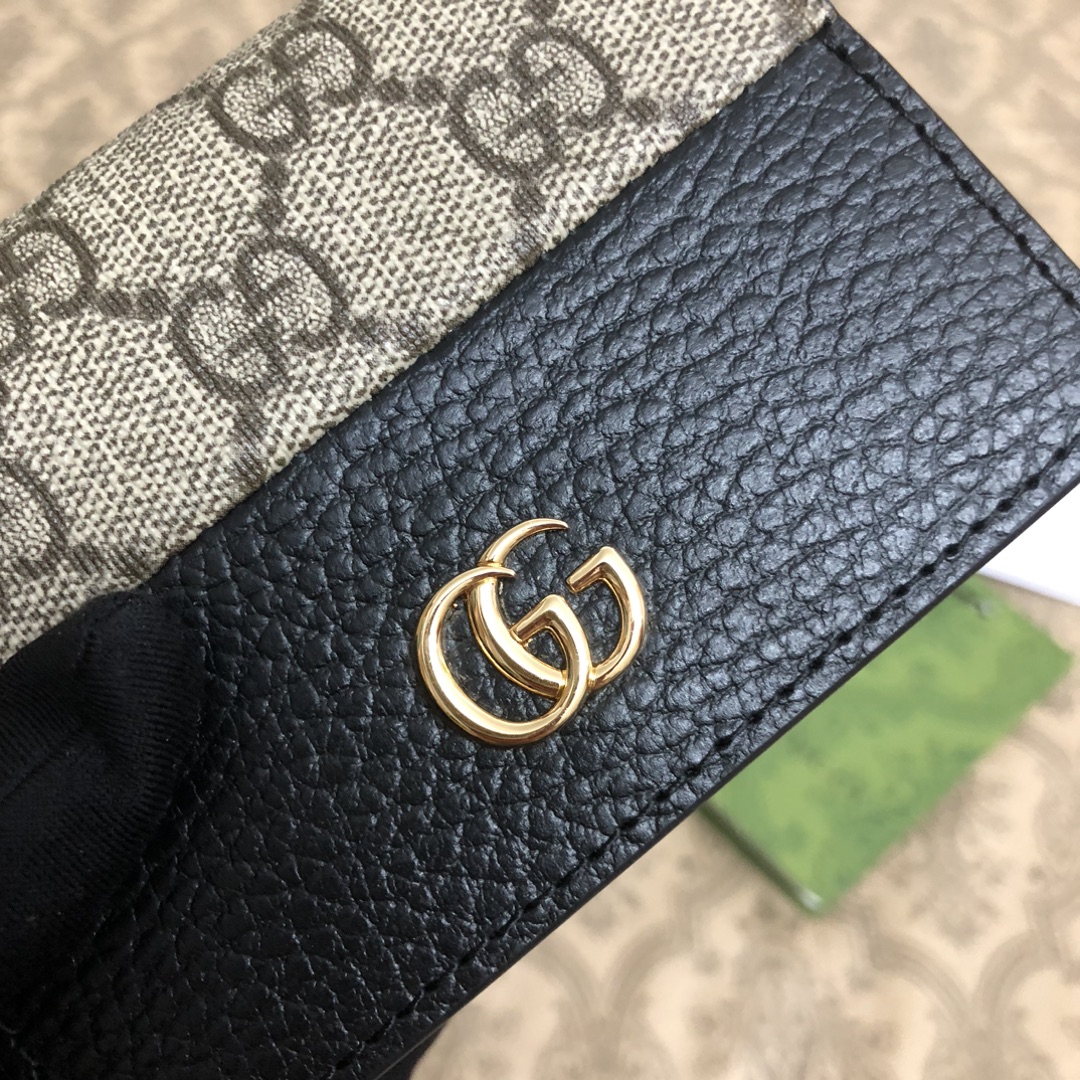 𝐎𝐩𝐡𝐢𝐝𝐢𝐚系列采用意大利进口小牛皮，配以经典双G五金，新的式样和轮廓托的新作登场了。此款卡包有5个卡