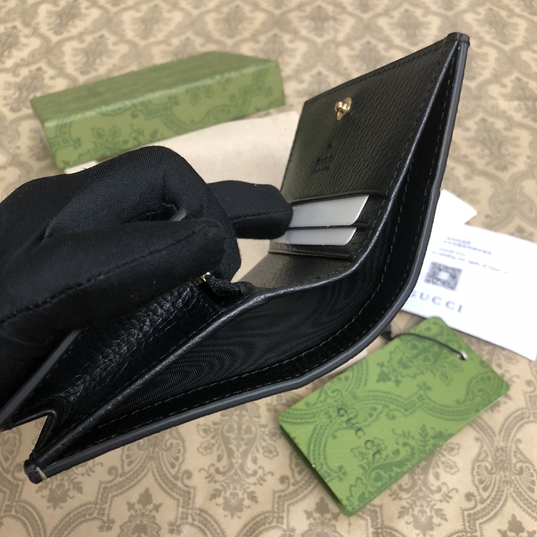 𝐎𝐩𝐡𝐢𝐝𝐢𝐚系列采用意大利进口小牛皮，配以经典双G五金，新的式样和轮廓托的新作登场了。此款卡包有5个卡