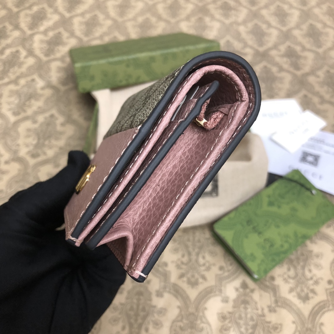 𝐎𝐩𝐡𝐢𝐝𝐢𝐚系列采用意大利进口小牛皮，配以经典双G五金，新的式样和轮廓托的新作登场了。此款卡包有5个卡