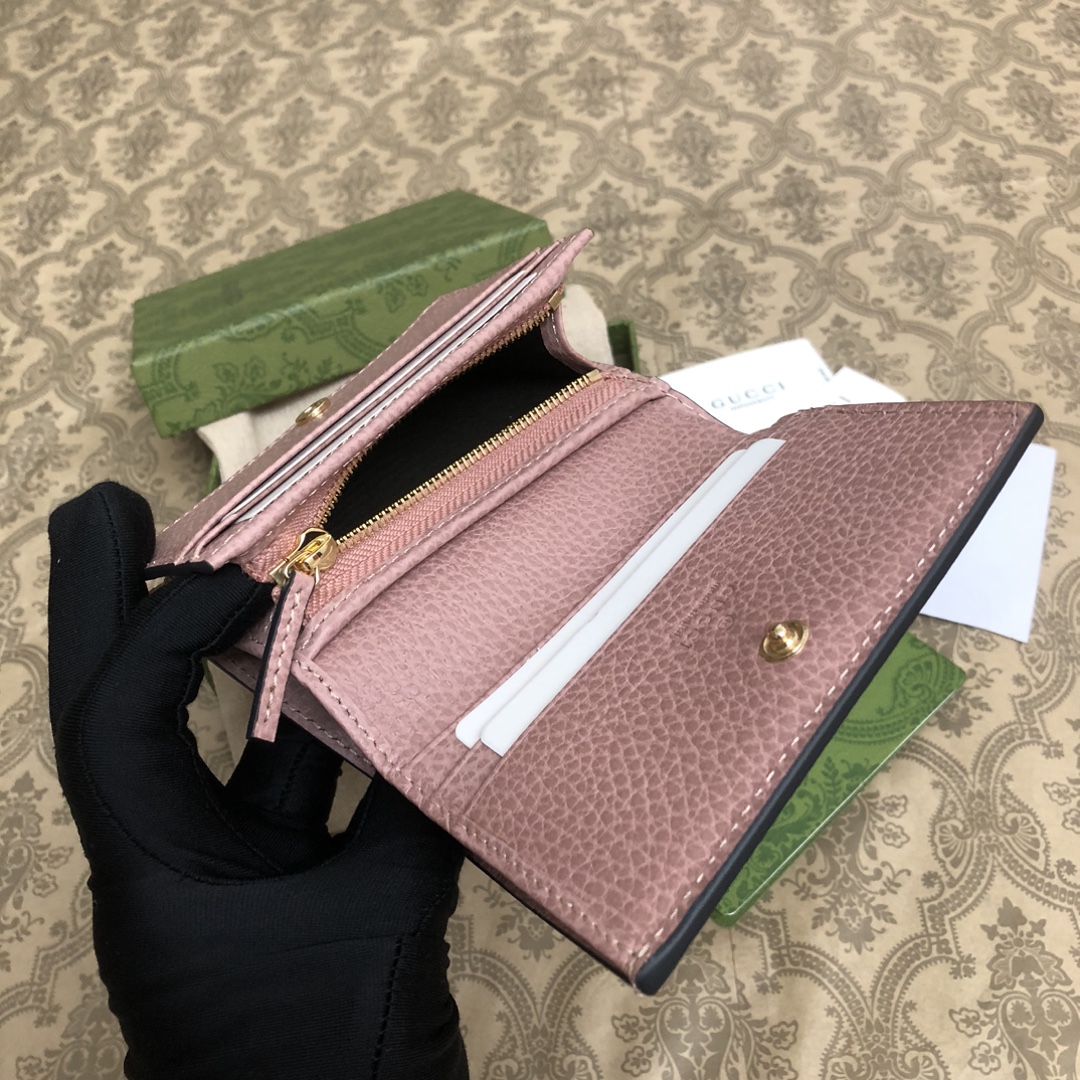 𝐎𝐩𝐡𝐢𝐝𝐢𝐚系列采用意大利进口小牛皮，配以经典双G五金，新的式样和轮廓托的新作登场了。此款卡包有5个卡
