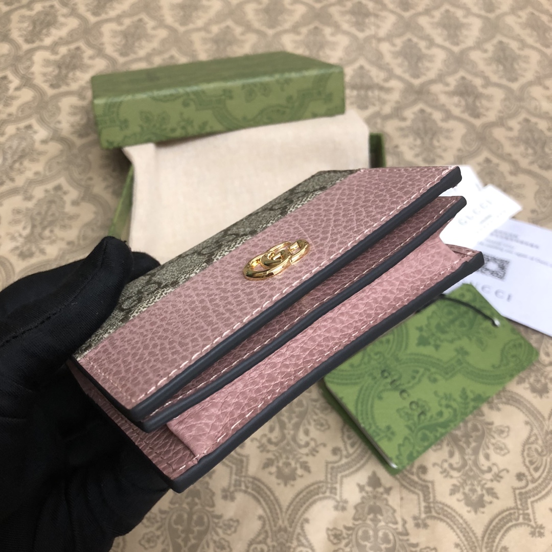 𝐎𝐩𝐡𝐢𝐝𝐢𝐚系列采用意大利进口小牛皮，配以经典双G五金，新的式样和轮廓托的新作登场了。此款卡包有5个卡