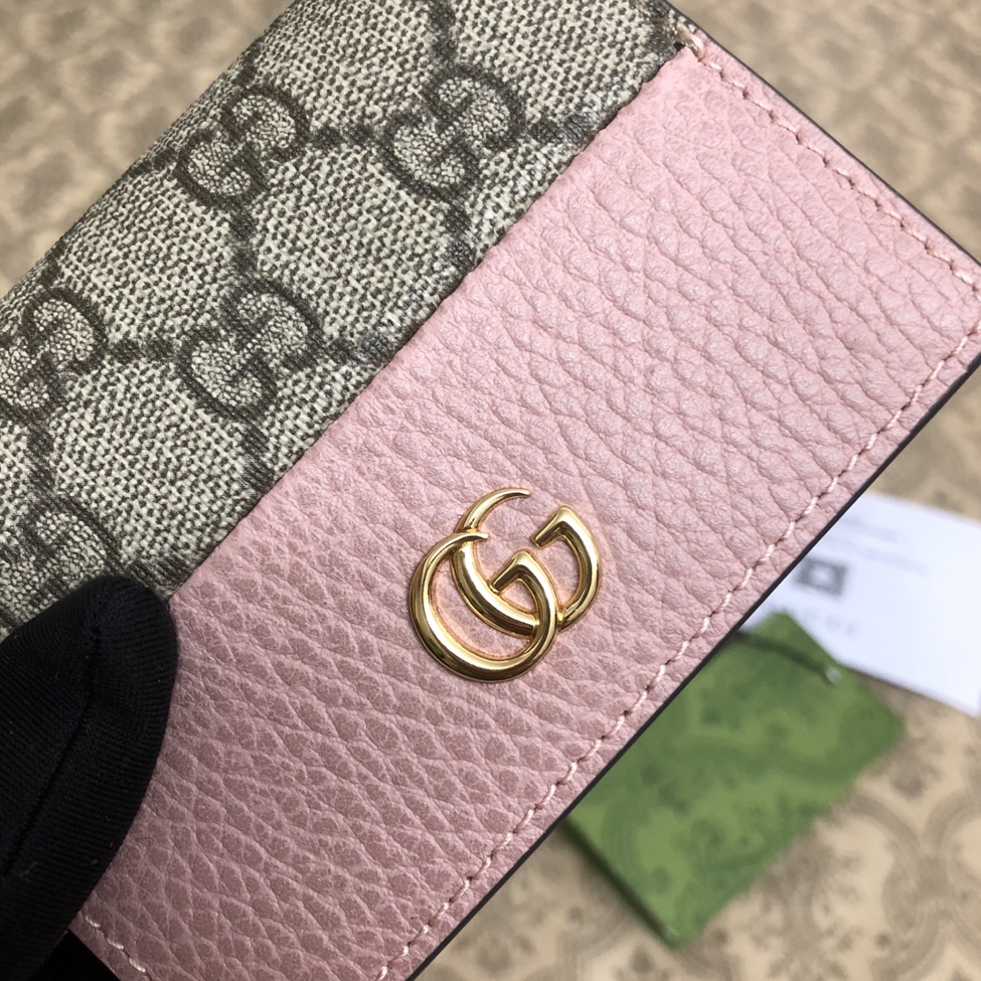 𝐎𝐩𝐡𝐢𝐝𝐢𝐚系列采用意大利进口小牛皮，配以经典双G五金，新的式样和轮廓托的新作登场了。此款卡包有5个卡