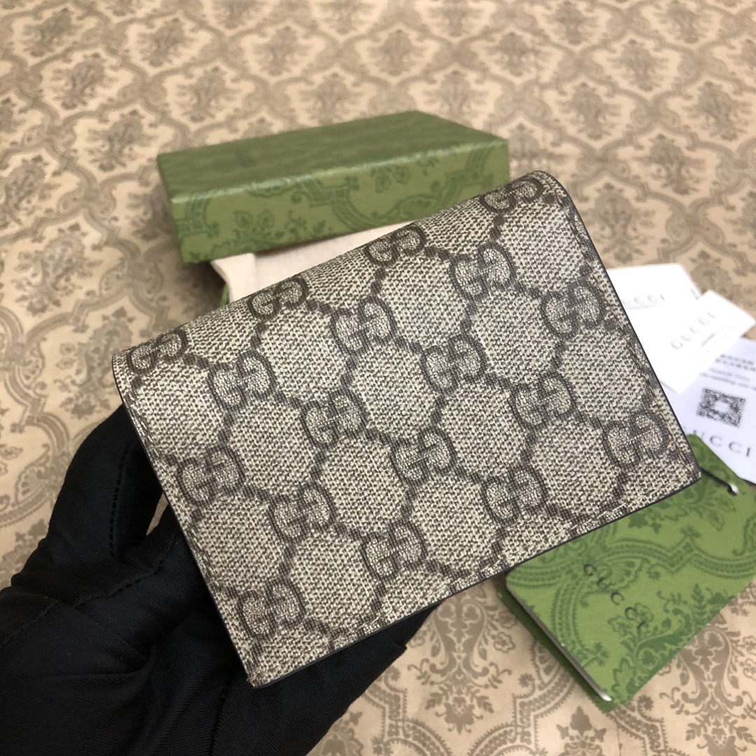 𝐎𝐩𝐡𝐢𝐝𝐢𝐚系列采用意大利进口小牛皮，配以经典双G五金，新的式样和轮廓托的新作登场了。此款卡包有5个卡
