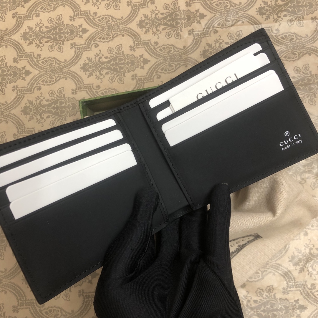 一系列以黑色橡胶效果皮革打造的男士钱包闪亮登场，透过现代美学视角为日常小配饰注入新鲜活力。全新材质为这款